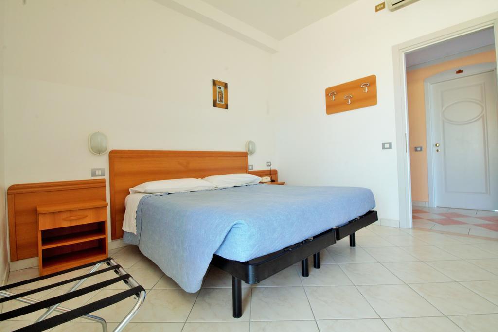 Hotel Casadei Fano Cameră foto